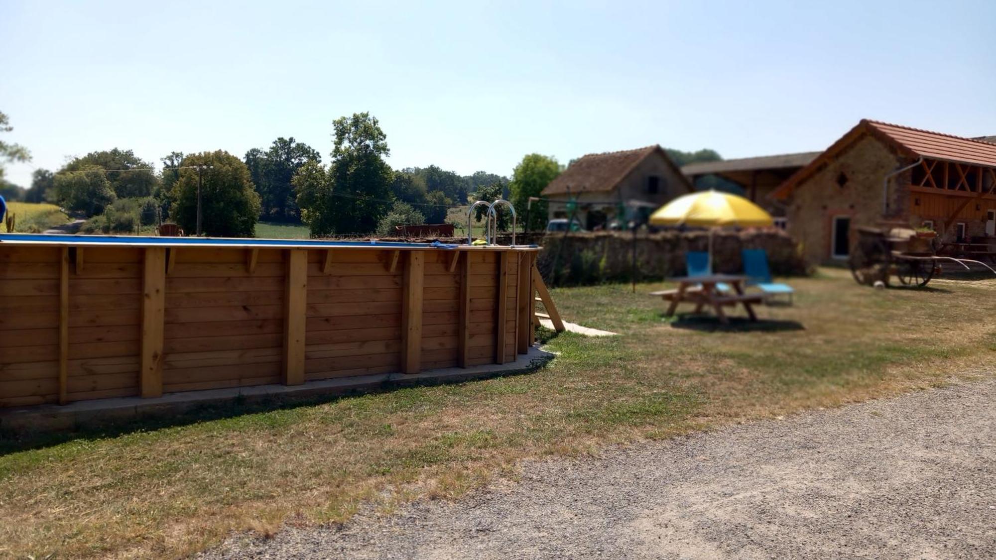 Gite A La Ferme Bassillon-Vauze ภายนอก รูปภาพ